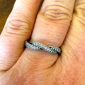 Pandora Sparkling Twisted Lines Ring